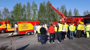 Bild på yrkeselever vid Assistancekåren Falun/Borlänges monter på mässan Säker Trafik i Dalarna.