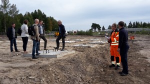 Representanter från Falu Kommun tittar på bygget av en ny räddningsstation i Falun.