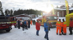 Bild från Bjursås Skicenter där många tittade på Lundbärgarnas bärgningsbilar.