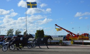 Lundbärgarna på V75 i Borlänge. En bärgningsbil med rotator står på innerplan där hästarna springer runt.