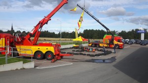 Assistancekåren ställer ut bilar i Borlänge. De har byggt en bana av däck för provkörning av minibärgare.