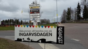 Bild på skylt längs Ingarvsvägen som det står Ingarvsdagen på.
