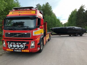 Assistancekårens bärgningsbil flyttar en båt i Dalarna.